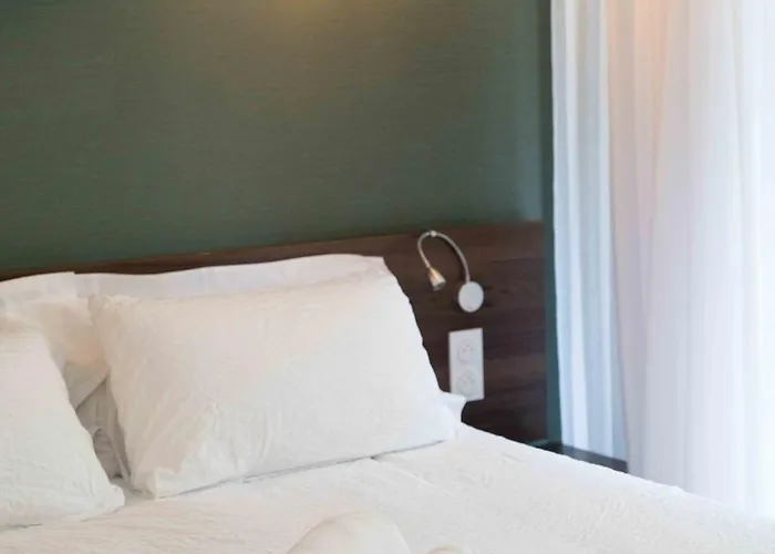 Hotel Logis Lacotel 3*