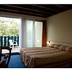 Logis Lacotel Otel 3*