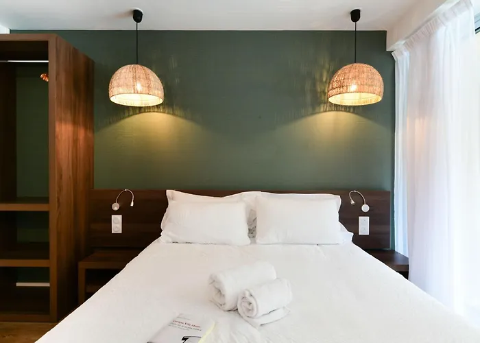 ホテル Logis Lacotel 3*