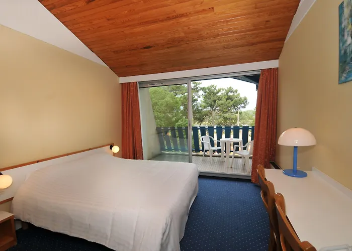 ホテル Logis Lacotel 3*