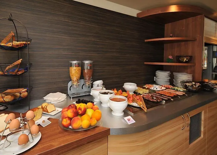 ホテル Logis Lacotel 3*